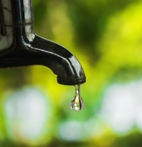 Wasser tropft aus Hahn