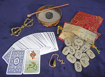 Karten, Runen, Räuchertopf