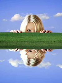 Frau, Spiegelung Wiese, Wasser