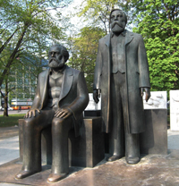 Karl Marx und Friedrich Engels Statuen