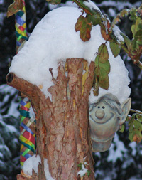Wichtel an Baum, Schnee