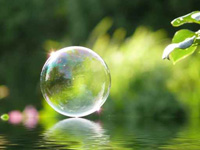 Seifenblase auf Wasser