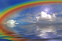 Regenbogen spiegelt im Wasser