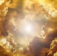 Sonne bricht durch Wolken