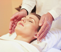 Frau empfängt Reiki